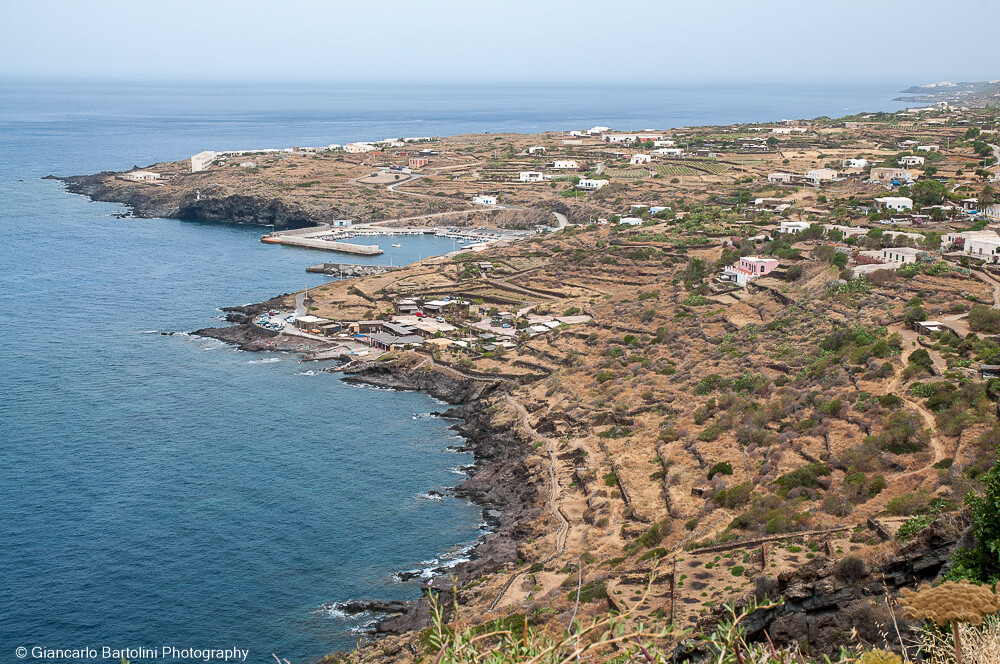 Vista del porto di Scauri